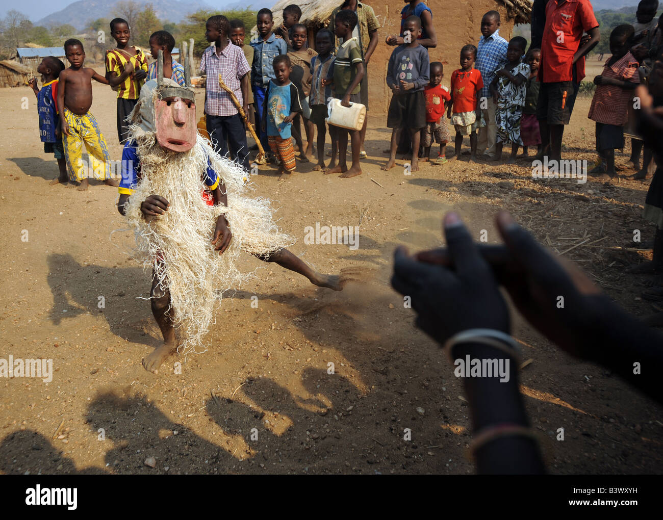 I bambini che cantano e facendo una danza tradizionale nella comunità Nhabulepule, Mozambico Foto Stock