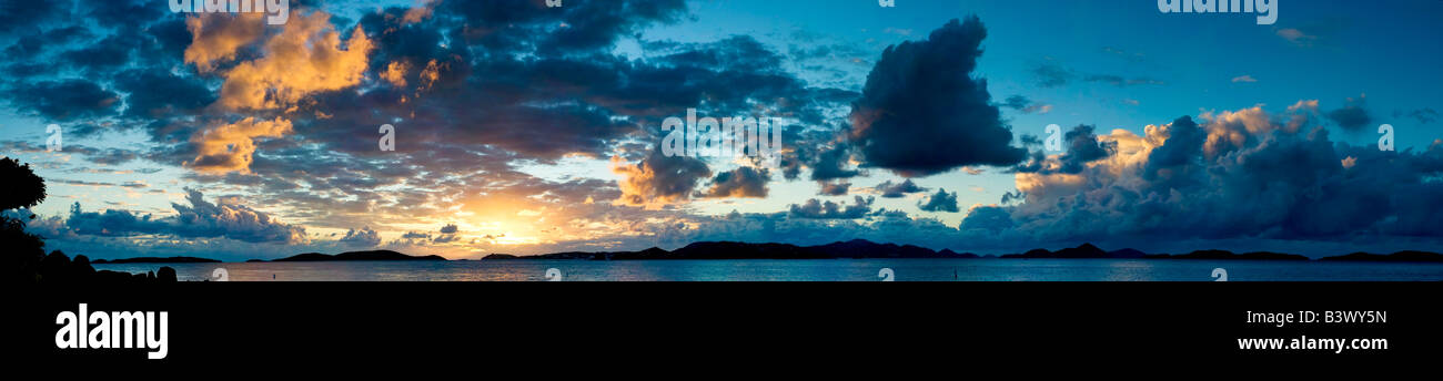 Il tramonto dei Caraibi con drammatica cloudscape preso dal patibolo punto St John Isole Vergini Americane Foto Stock