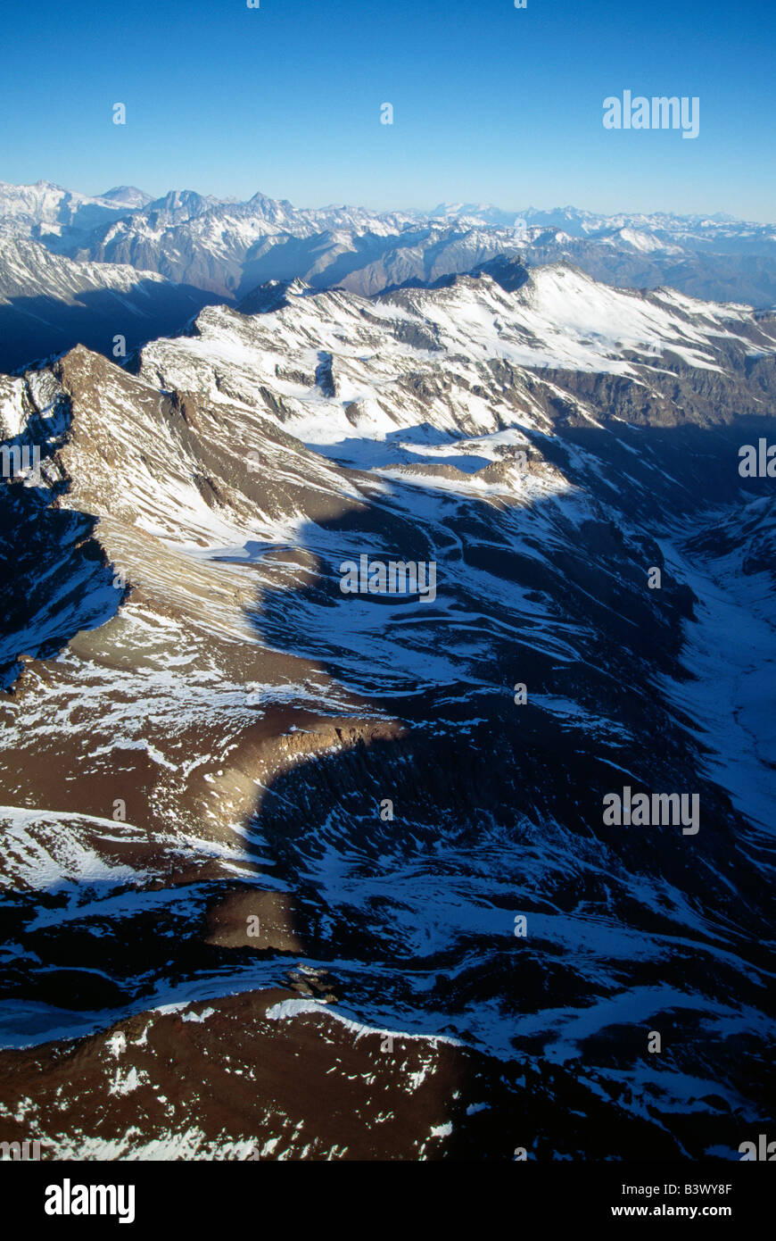 Vista aerea sud di Cajon del Cepo & Cerro Los Arenales; NE di Santiago del Cile. Montagne delle Ande Foto Stock