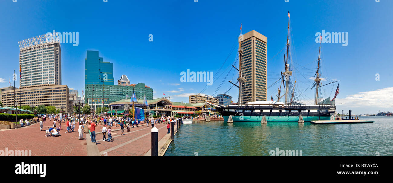 Gli edifici sul lungomare al Porto Interno di Baltimore, Maryland in un giorno chiaro ad alta risoluzione Foto Stock