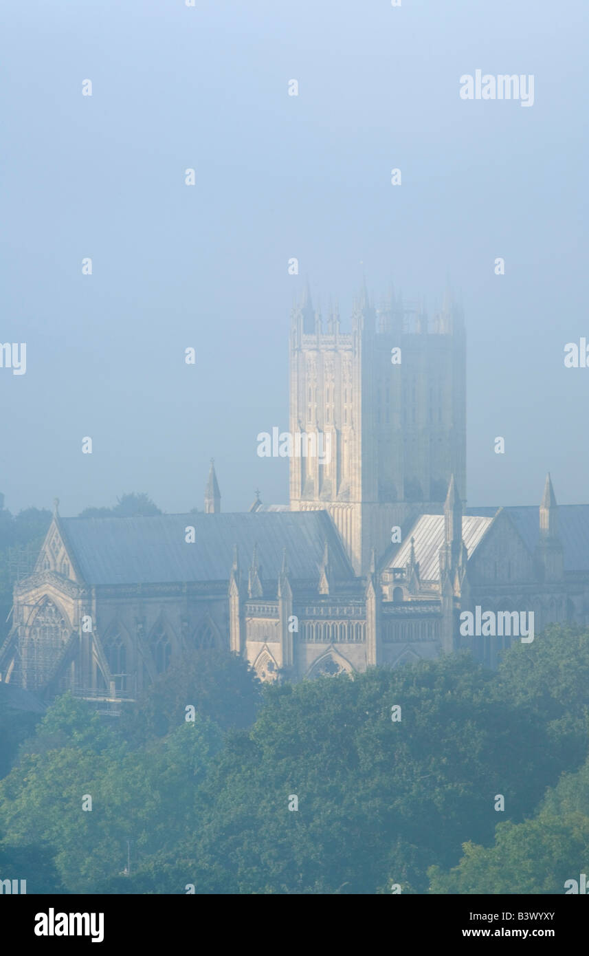 Cattedrale di Wells nella nebbia di mattina Somerset Inghilterra Foto Stock
