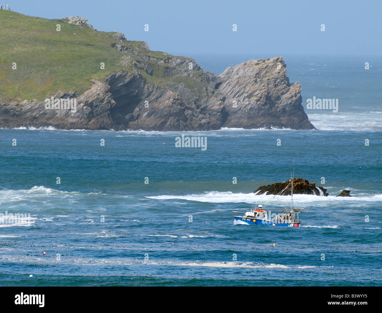 Barca da pesca di rientrare al Porto, Newquay, Cornwall Foto Stock