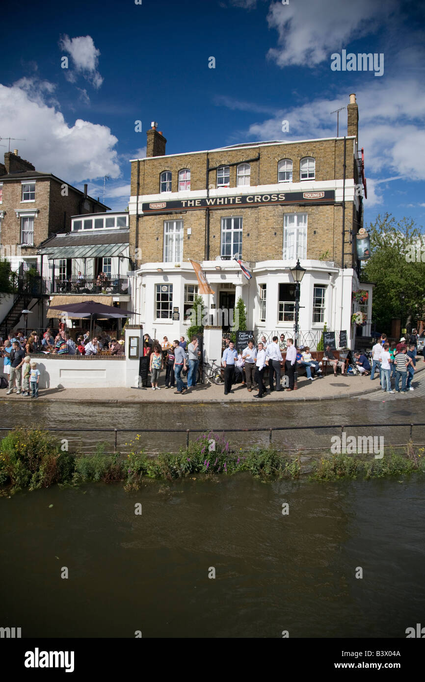 Rive del Tamigi inondazioni presso la croce bianca pub, Richmond Foto Stock