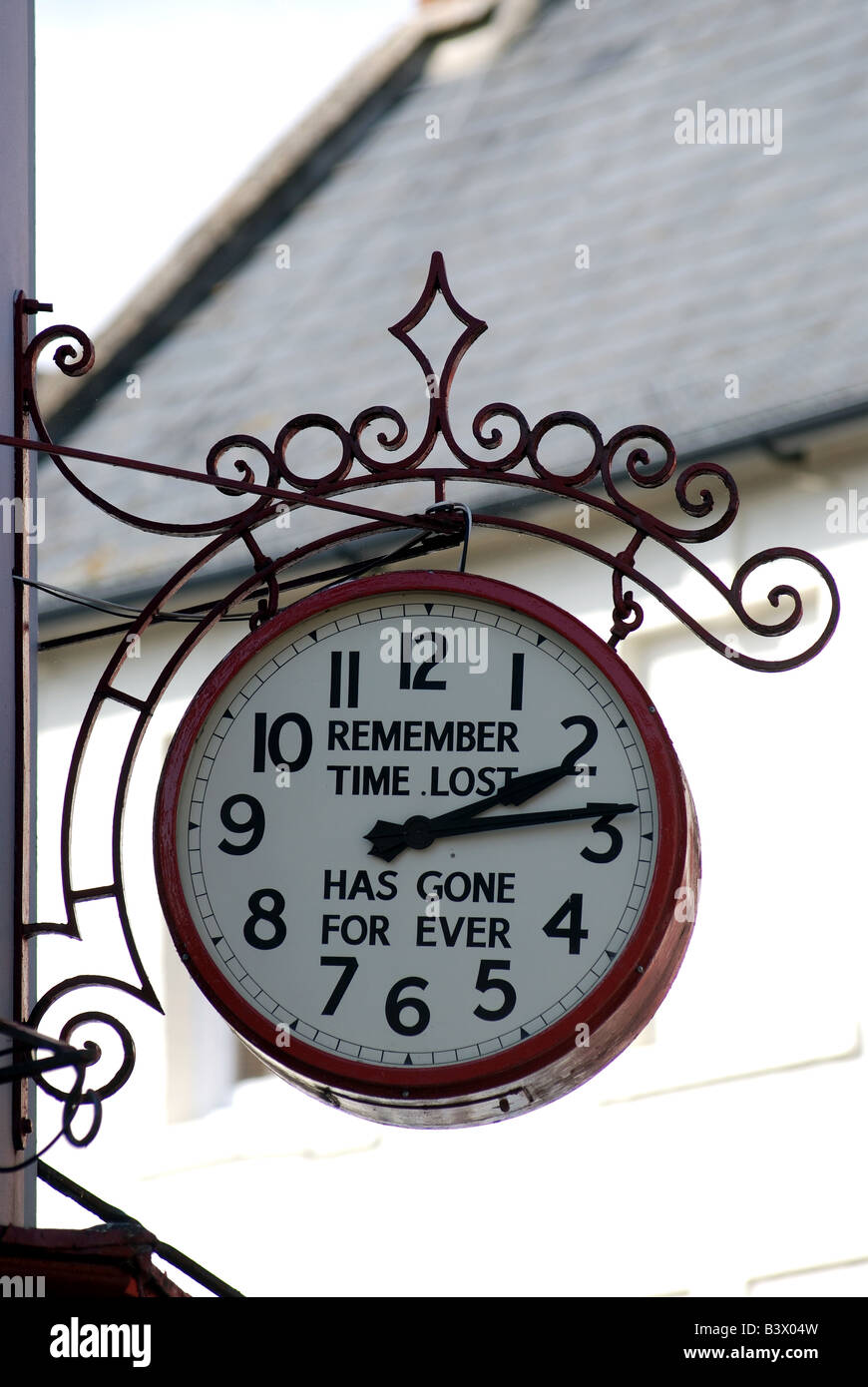 Orologio al di fuori del negozio in Church Street, Shipston on Stour, Warwickshire, Inghilterra, Regno Unito Foto Stock