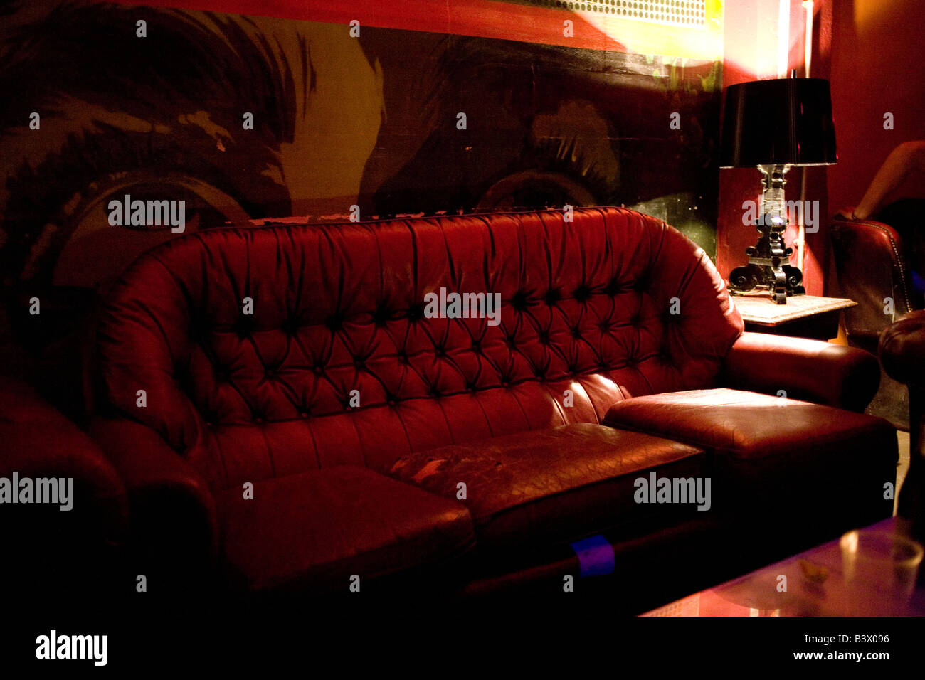 Un divano vuoto in un night club. Foto Stock