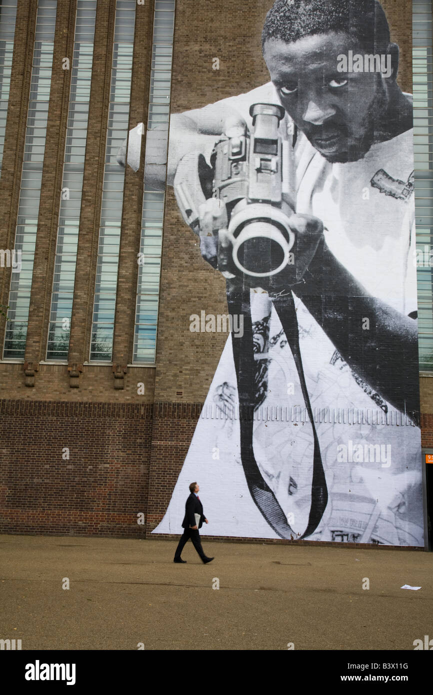 JR facciata di parete in corrispondenza della Street Art Exhibition, Tate Modern, South Bank di Londra Foto Stock