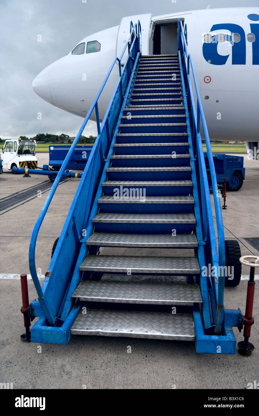 Scale passeggeri fino a un Airbus A310-300 aereo. Foto Stock