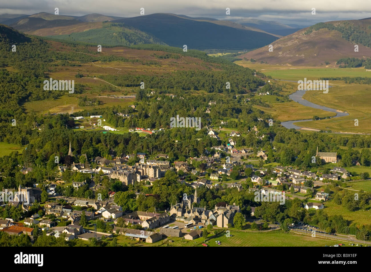 Braemar Village e il fiume Dee da Creag Choinnich Foto Stock