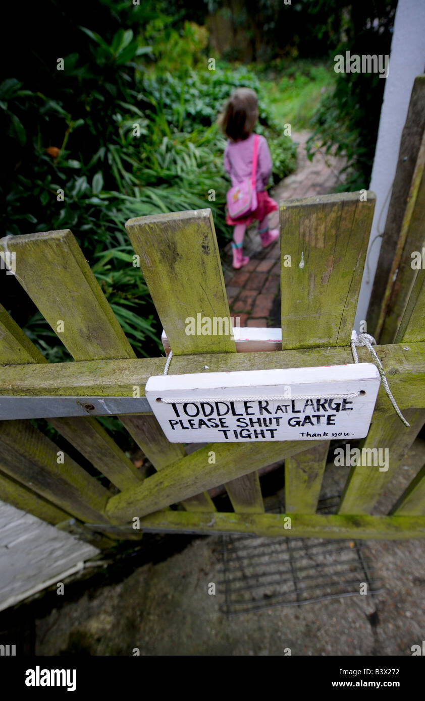 I bambini piccoli a grandi - una casa fatta firmare pende dal cancello del giardino di un occupato casa di famiglia. Foto da Jim Holden. Foto Stock