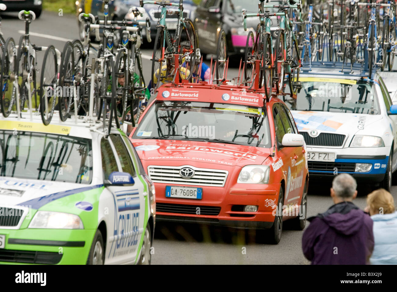 Sport stadio 7 del tour della Gran Bretagna cycle race support team di vetture con moto di ricambio sul tetto la scalata di Mennock Pass Scozia Scotland Foto Stock