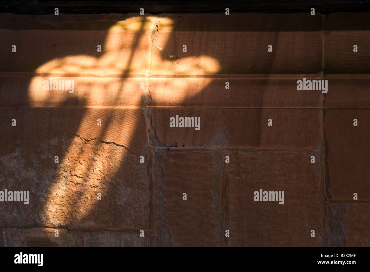 La luce in forma di croce sulla parete Foto Stock