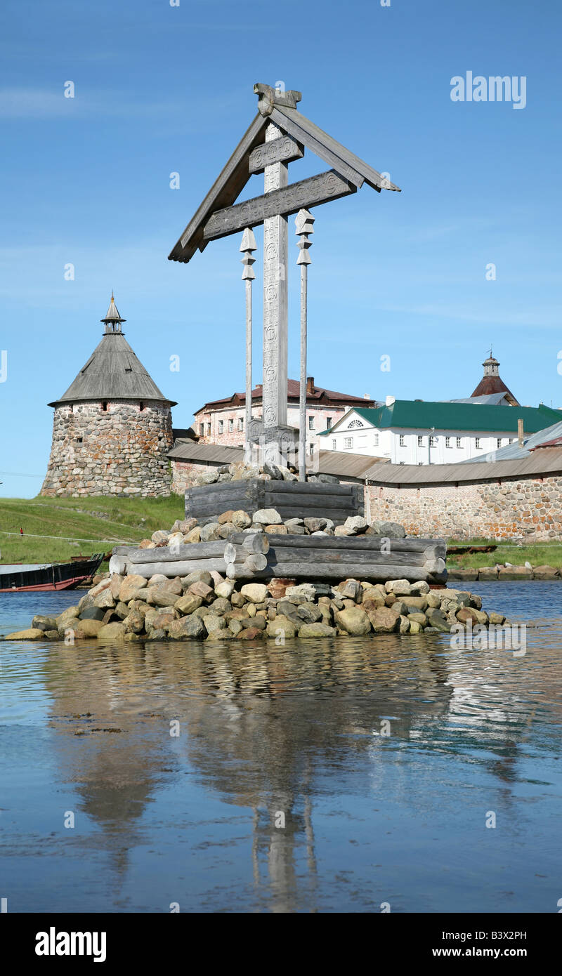 Croce di legno nella prosperità Bay di fronte al monastero di Solovetsky sulle isole Solovetsky nel Mar Bianco, Russia Foto Stock