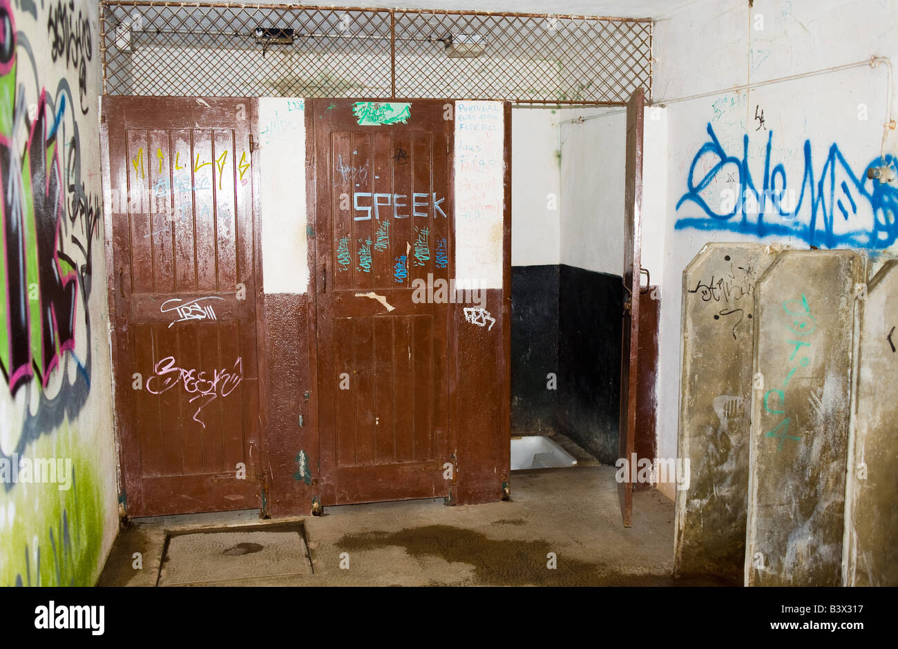 Bagni pubblici e orinali con graffiti Bretagna Francia Europa Foto Stock