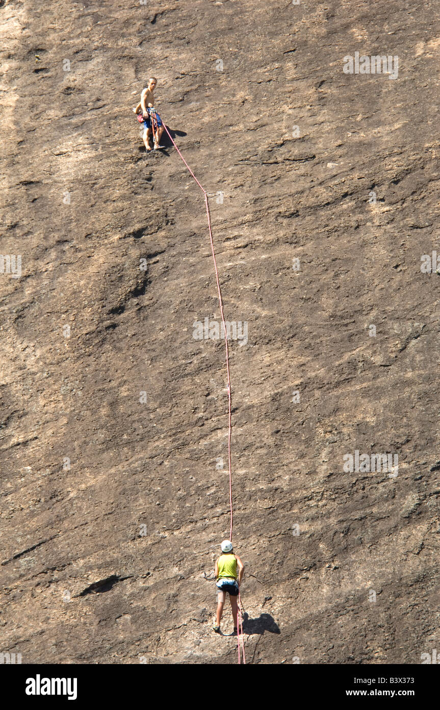 Accanto alla stazione della funivia per il monte Sugarloaf a Rio è il Morro da Babilonia e la pura e semplice della roccia che le persone possono salire. Foto Stock