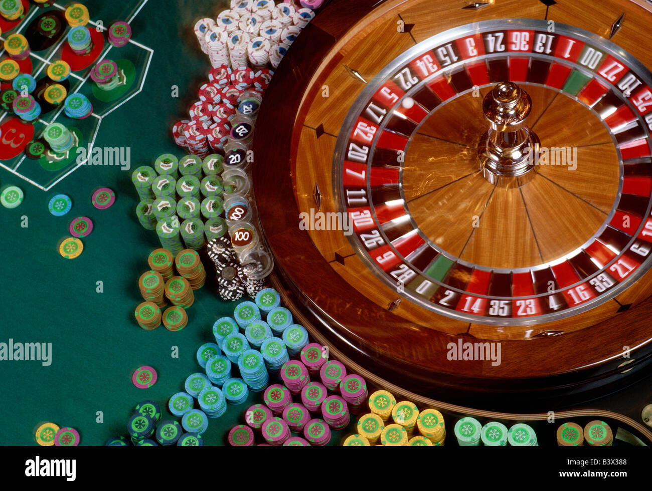 La ruota della roulette e tavolo con chip in un Atlantic City, New Jersey, casinò Foto Stock La ruota della roulette e tavolo con chip in un Atlantic City, New Jersey, casinò Foto Stock
