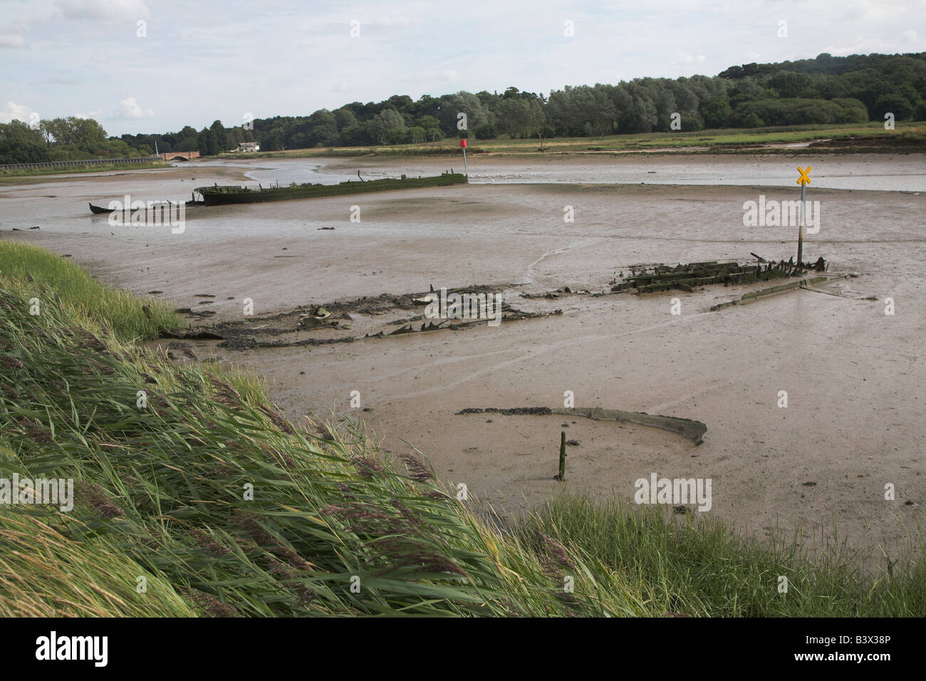 Sunken barche di legno nel fango, Fiume Deben, Melton, Suffolk, Inghilterra Foto Stock