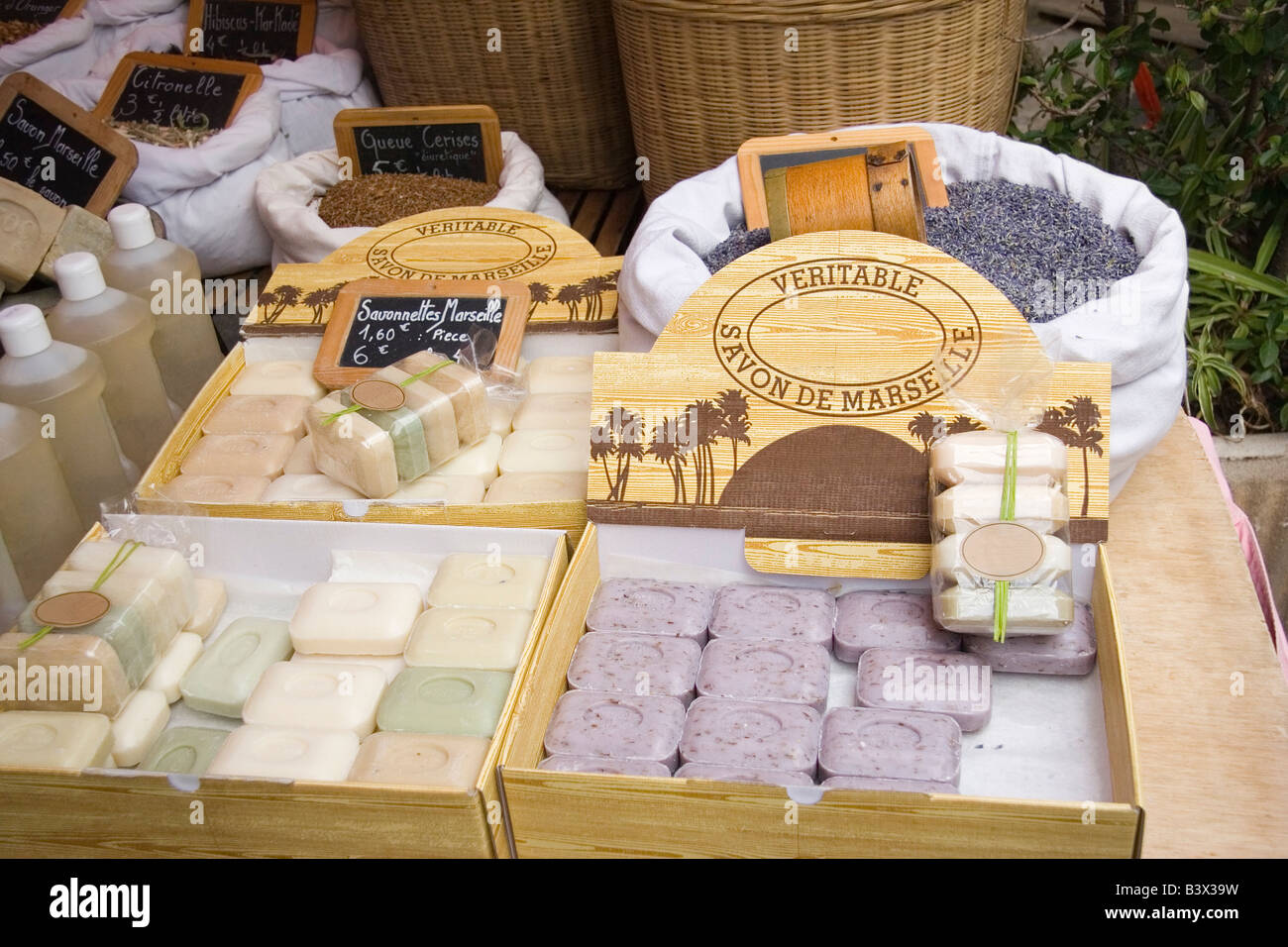 Famoso sapone profumato da Marsiglia - su un mercato francese in Ramatuelle, Provenza Foto Stock