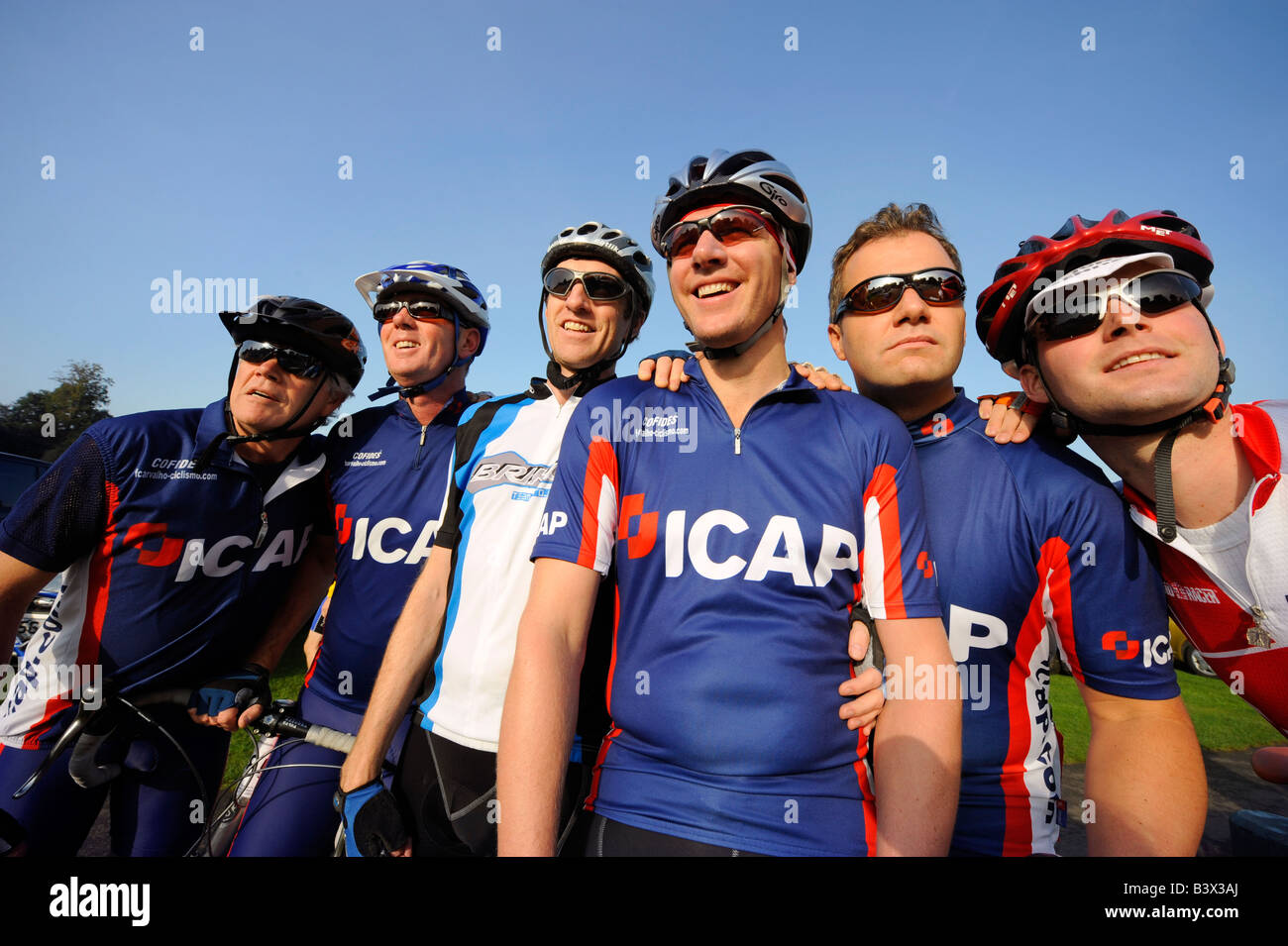 Gara ciclistica: I concorrenti si riuniscono alla partenza del circuito di Kent a Sevenoaks. Foto Stock