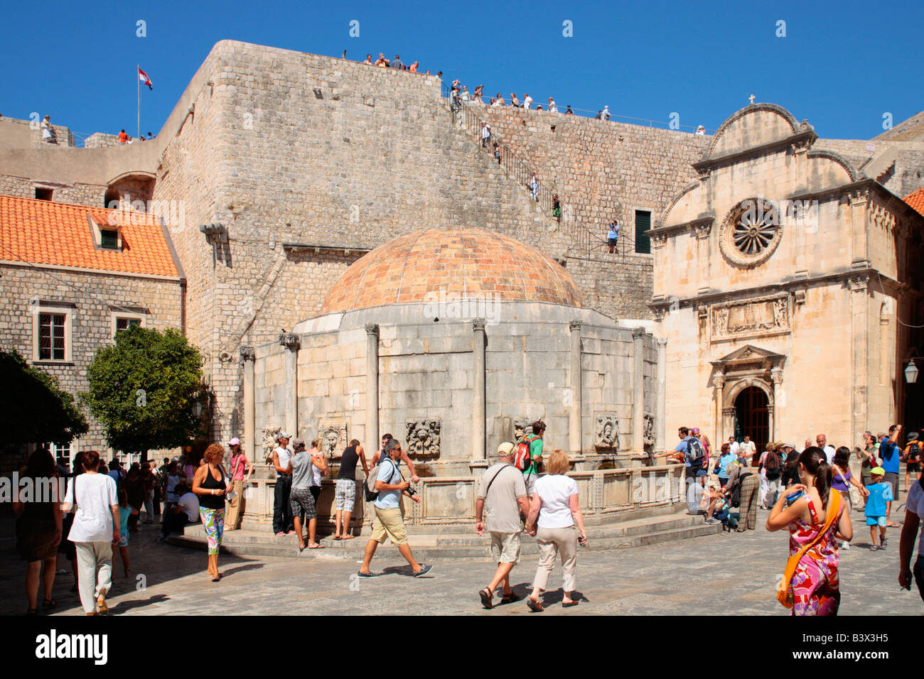 Grande Onofrio la fontana e il monastero francescano accanto al muro della città nella città vecchia di Dubrovnik Foto Stock
