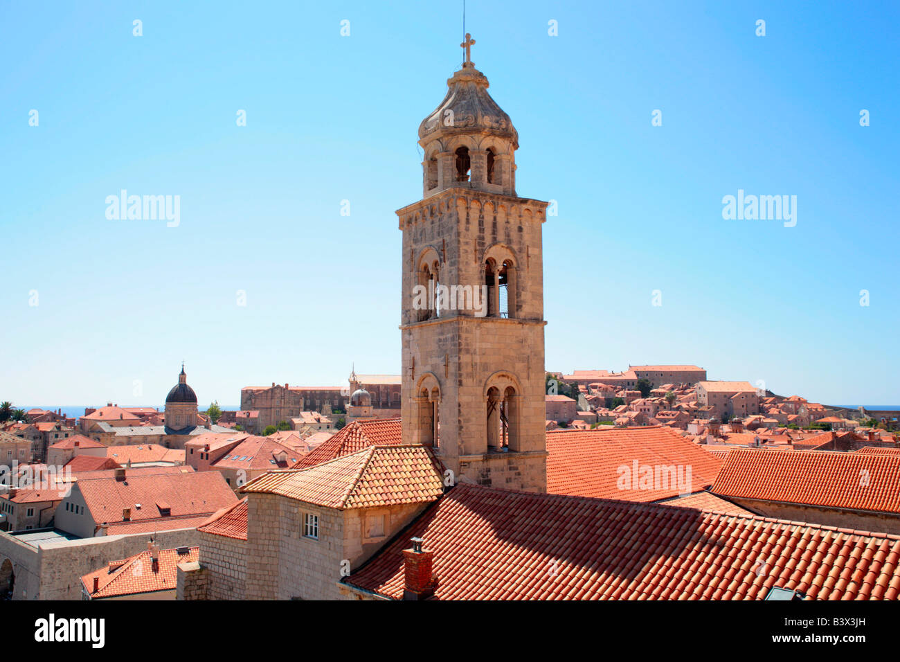 Torre campanaria del monastero domenicano nella città vecchia di Dubrovnik, la Repubblica di Croazia, Europa orientale Foto Stock