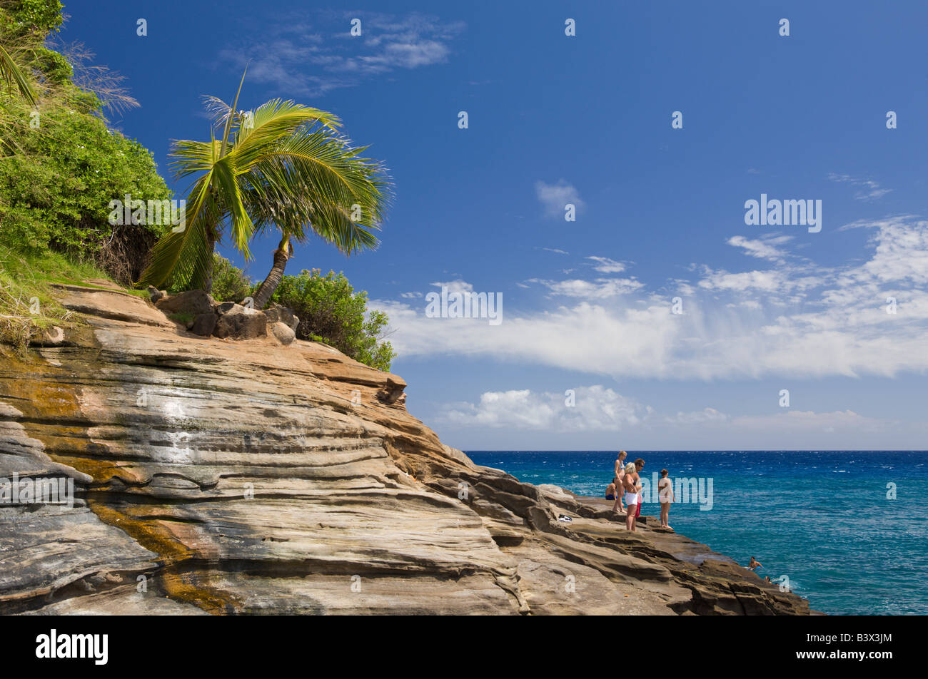 I turisti a Chinawall rocce al punto Kawaihoa Oahu Oceano Pacifico Hawaii USA Foto Stock