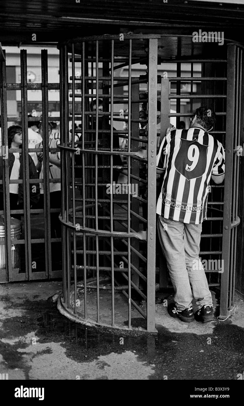 Newcastle United fan di entrare allo stadio di Wembley per il 1998 finale di FA Cup contro l'Arsenal, Wembley, Londra, Regno Unito. Foto Stock