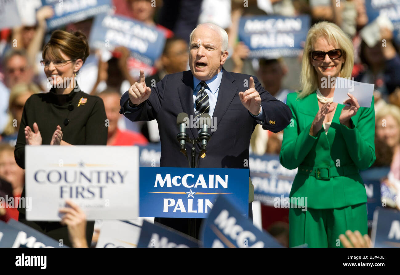 John McCain sul sentiero di campagna in Virginia con sua moglie Cindy McCain e compagno di corsa Gov. Sarah Palin. Foto Stock