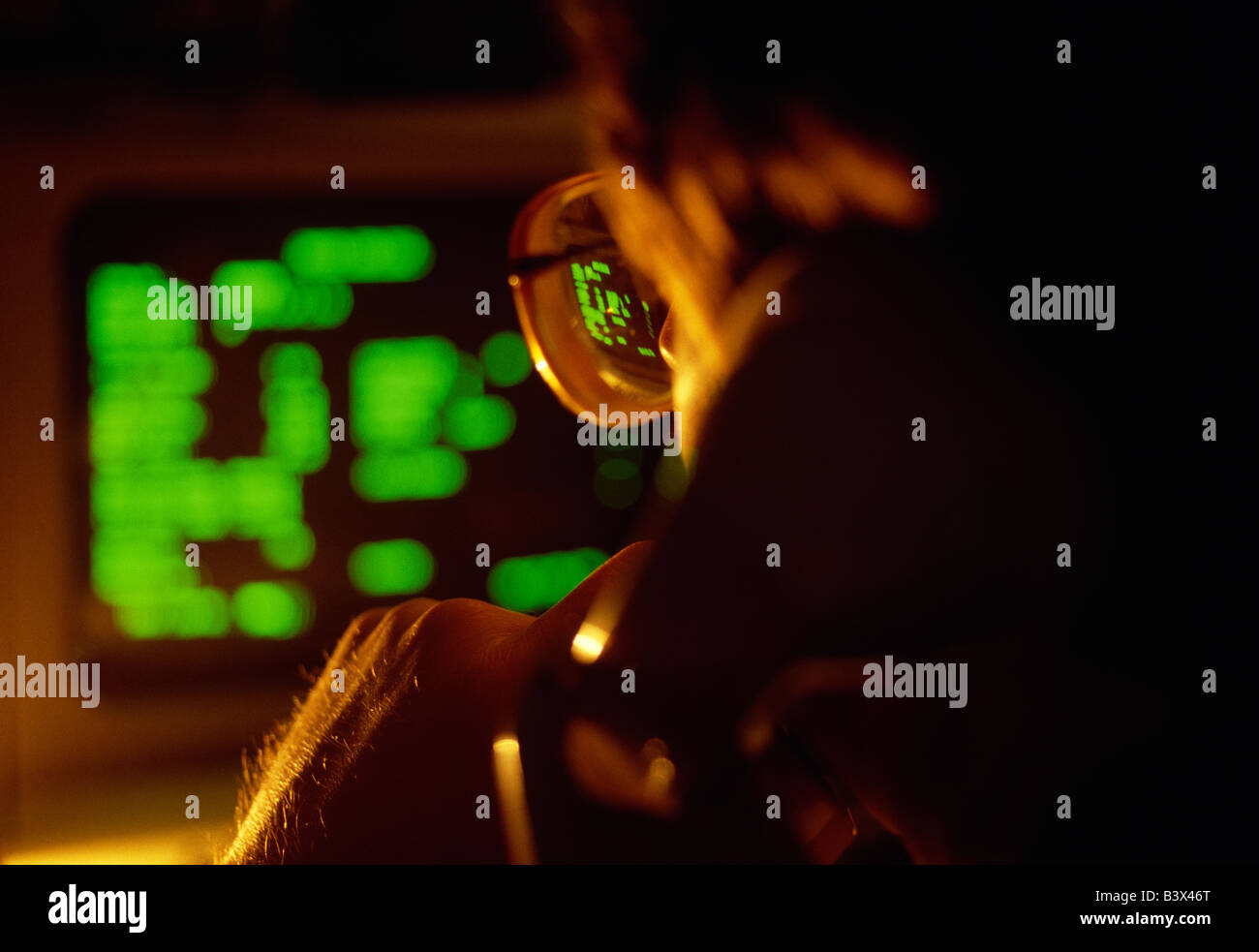 Uomo al lavoro al personal computer Foto Stock