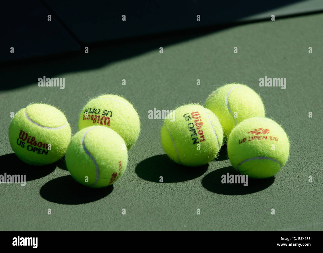 Close up di palle da tennis con US Open logo su una corte verde Foto Stock