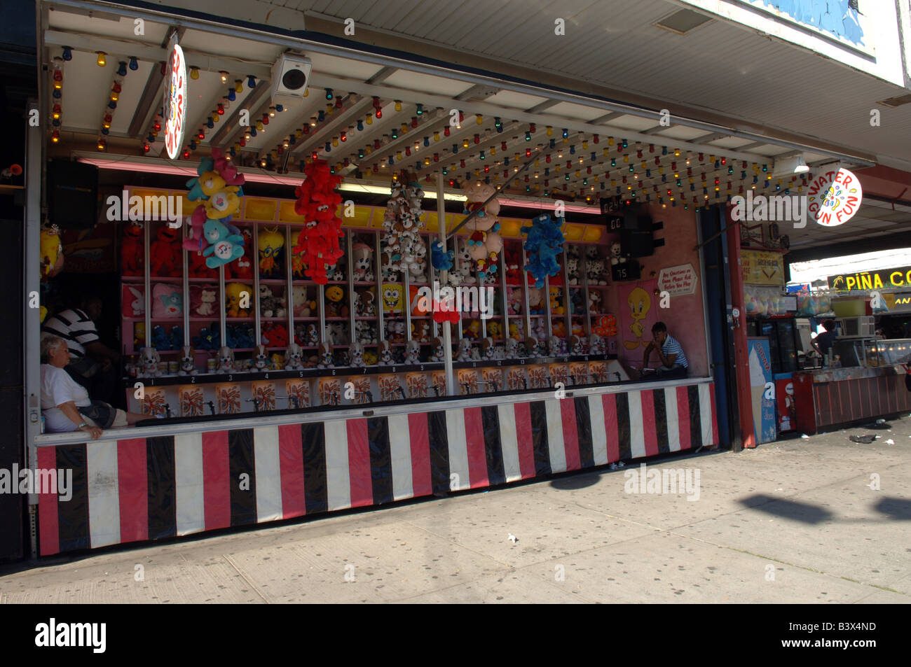 I visitatori di Coney Island celebrare la fine dell'estate il giorno della festa del lavoro Foto Stock