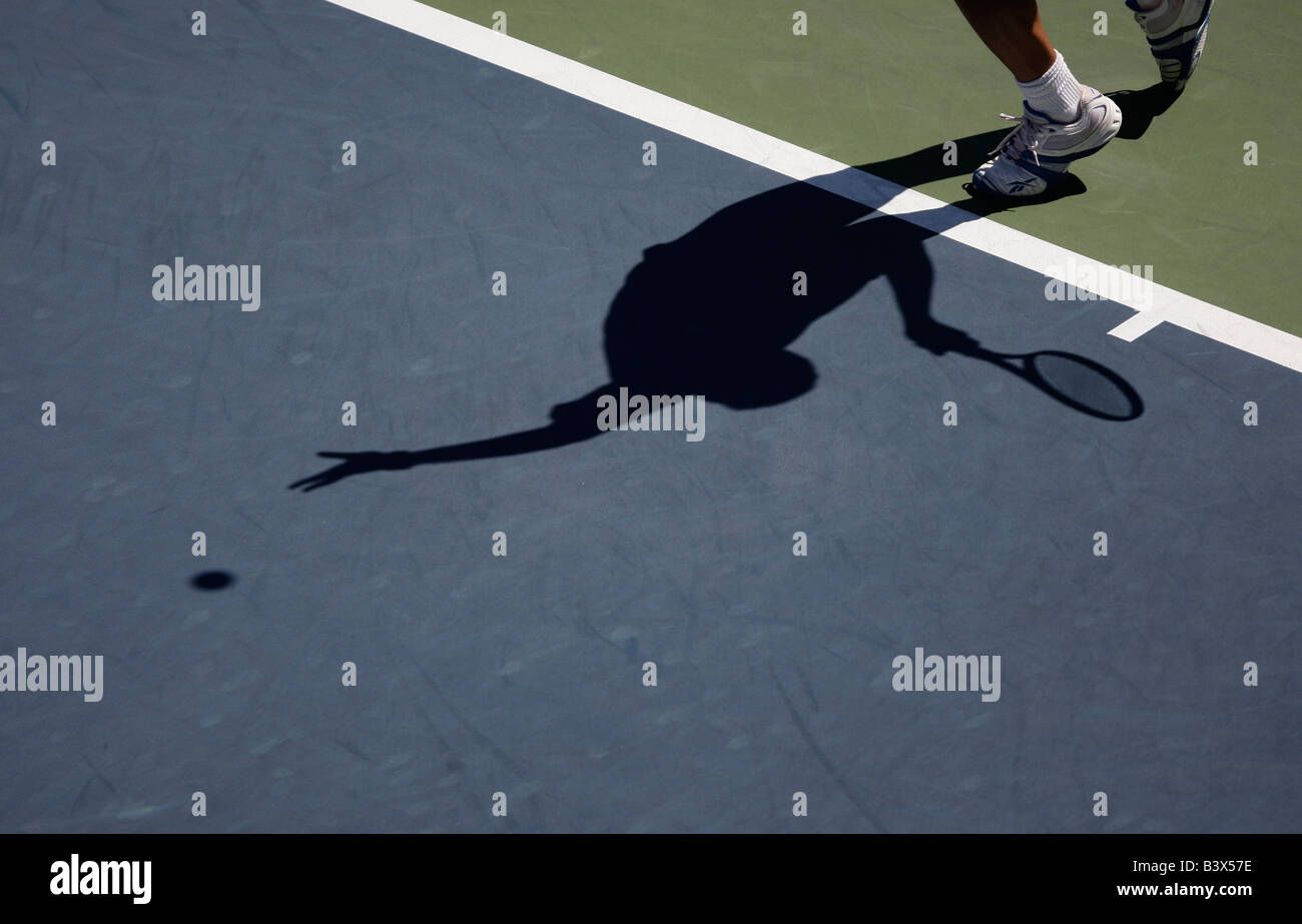 Ombra di un giocatore di tennis in azione Foto Stock