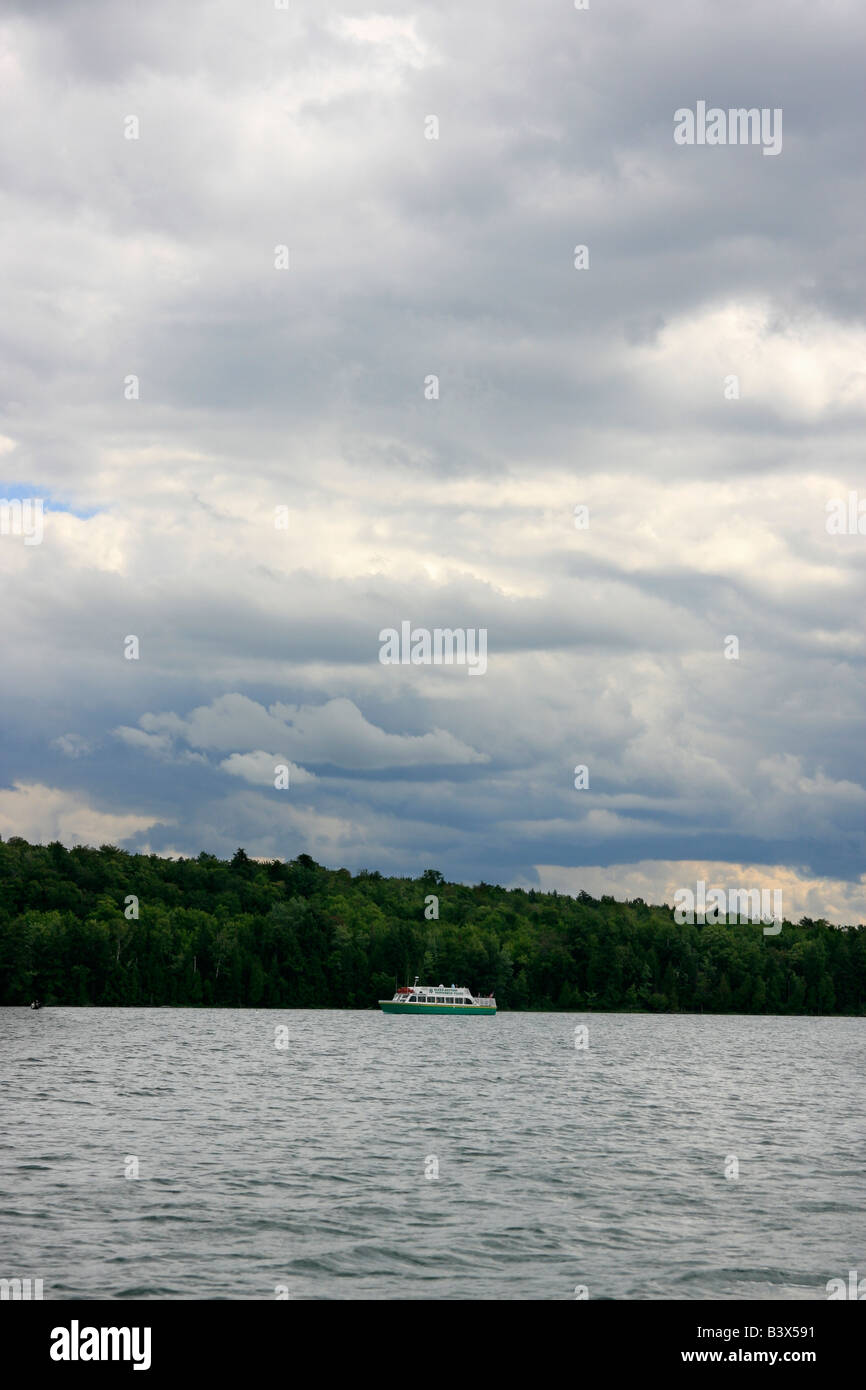 Barca Glass Bottom Shipwreck Tours sul Lago superiore mi USA acqua blu cielo verticale ad alta risoluzione Foto Stock