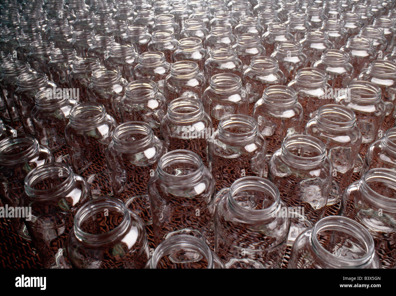 Bottiglie di vetro sulla linea di montaggio di un prodotto di vetro impianto di fabbricazione Foto Stock