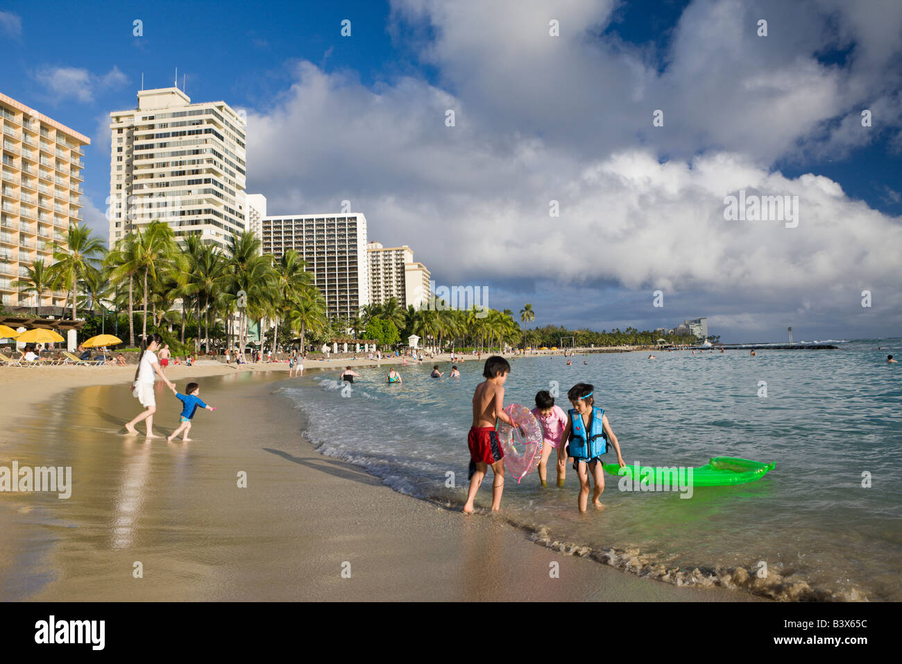La spiaggia di Waikiki a Honolulu Honolulu Oahu Oceano Pacifico Hawaii USA Foto Stock