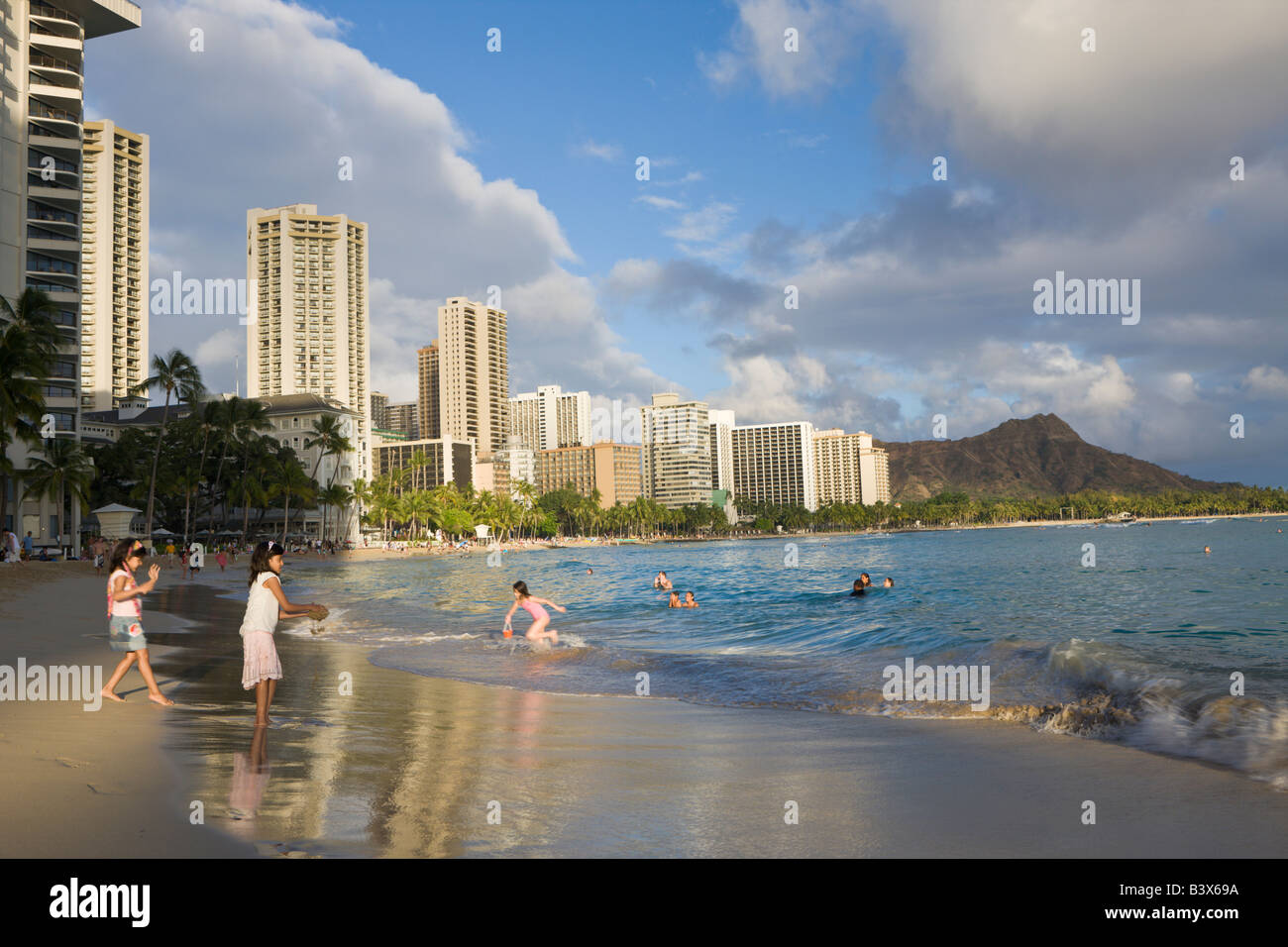 La spiaggia di Waikiki e Diamond Head cratere vulcanico Honolulu Oahu Oceano Pacifico Hawaii USA Foto Stock