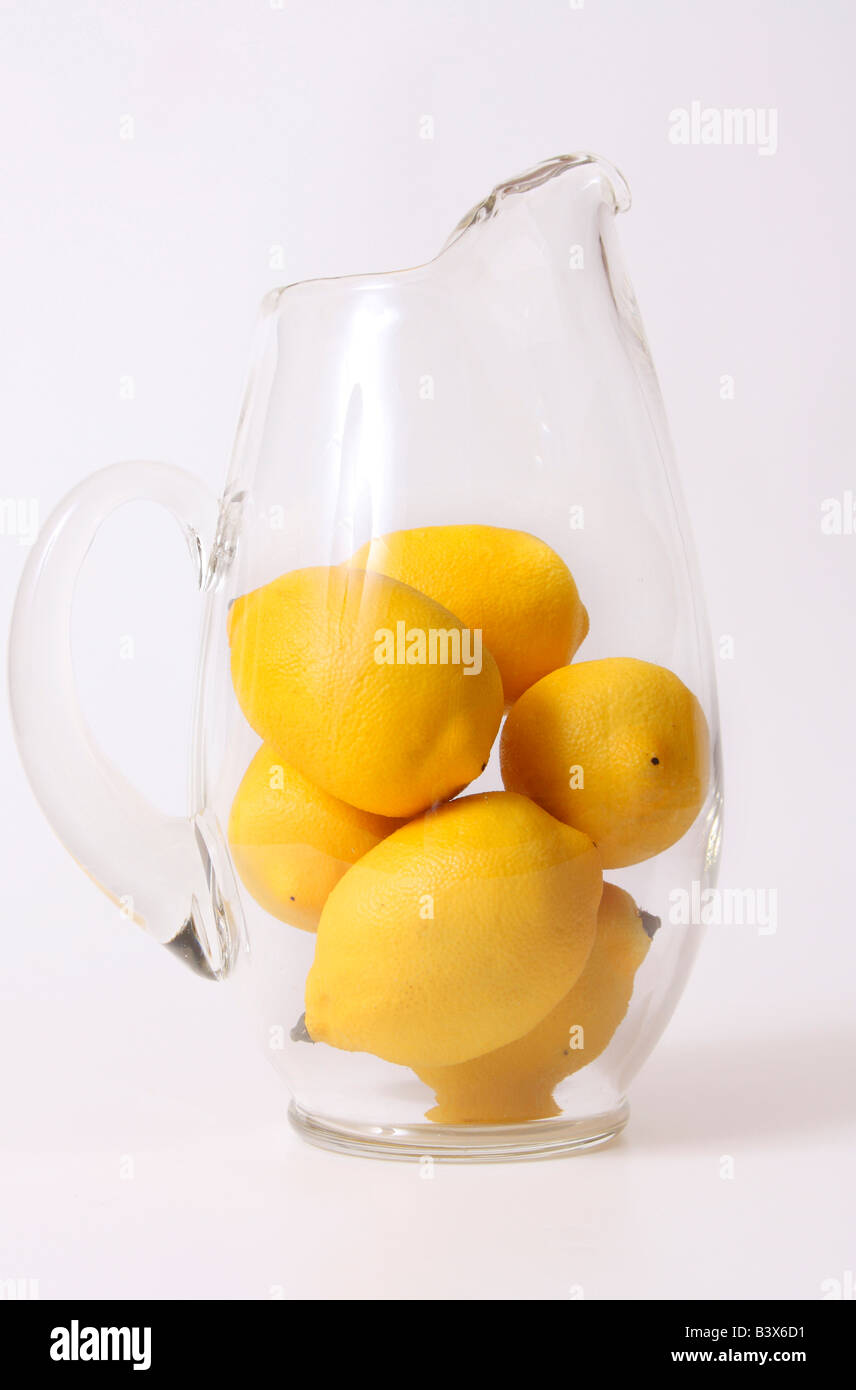 Una brocca di vetro riempito con i limoni Foto Stock