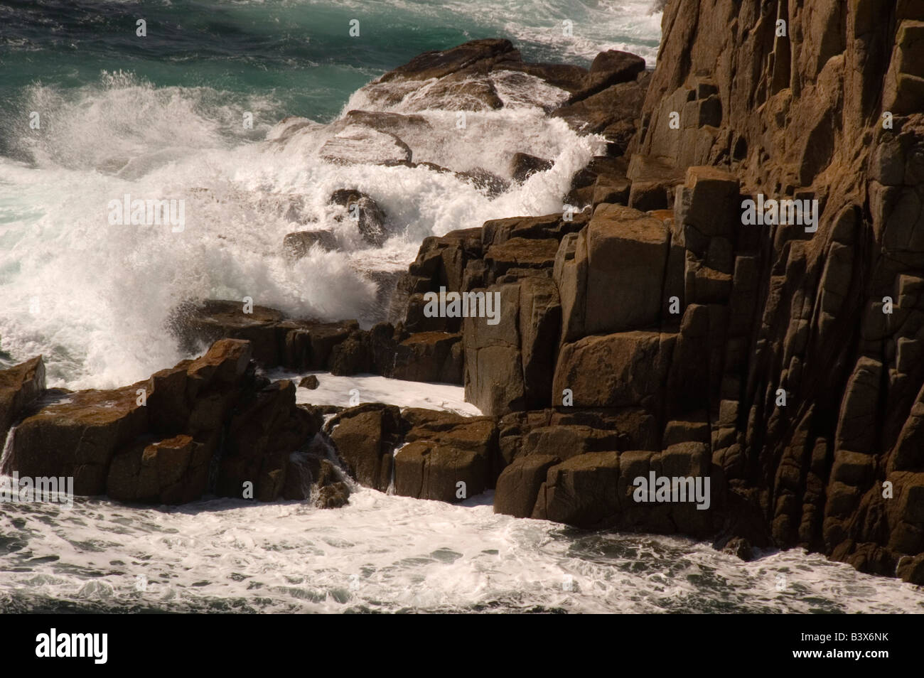 Mare mosso a Lands End Cornwall Inghilterra REGNO UNITO Foto Stock