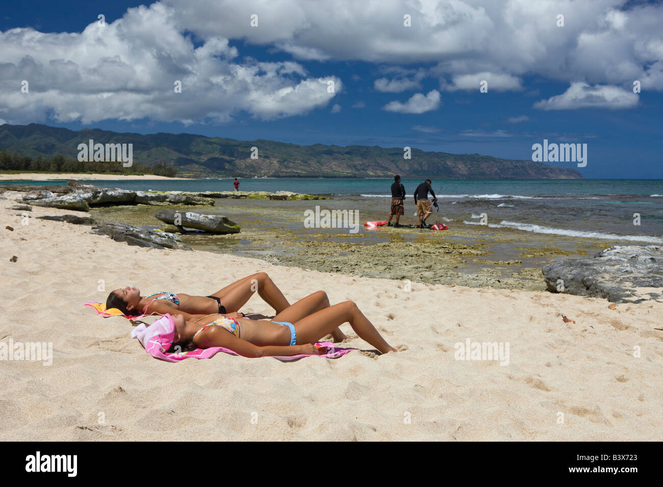 I turisti a Haleiwa Beach Park Oahu Oceano Pacifico Hawaii USA Foto Stock