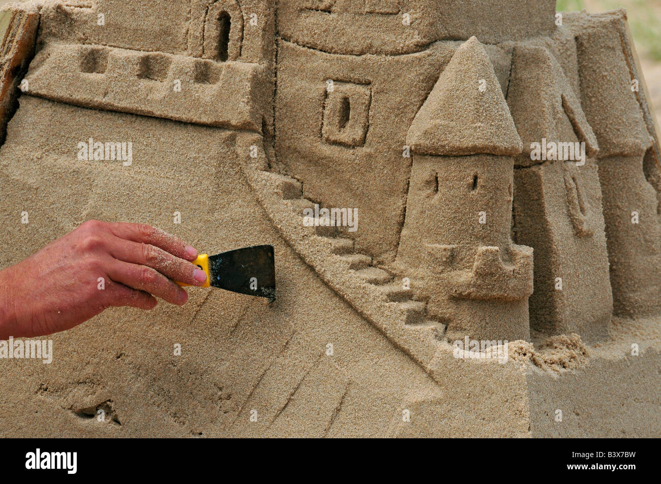 Persona la costruzione di un castello di sabbia Iles de la Madeleine Québec Canada Foto Stock