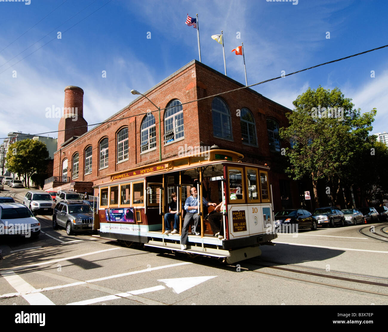 California San Francisco una macchina di cavo passa il Cable Car Museum Foto 5 casanf77986 Foto Lee Foster 2008 Foto Stock