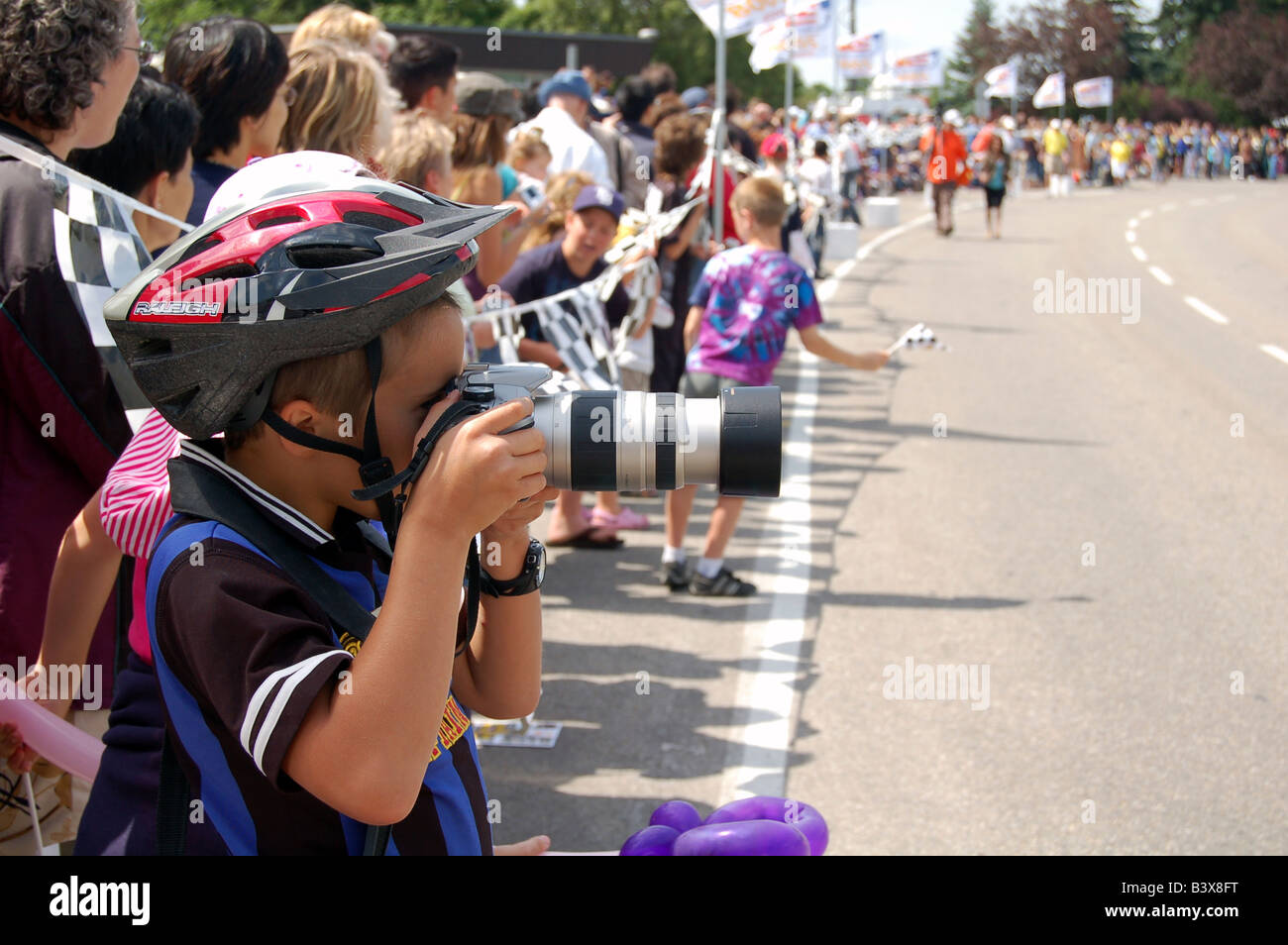 Ragazzo con DSLR Foto Stock