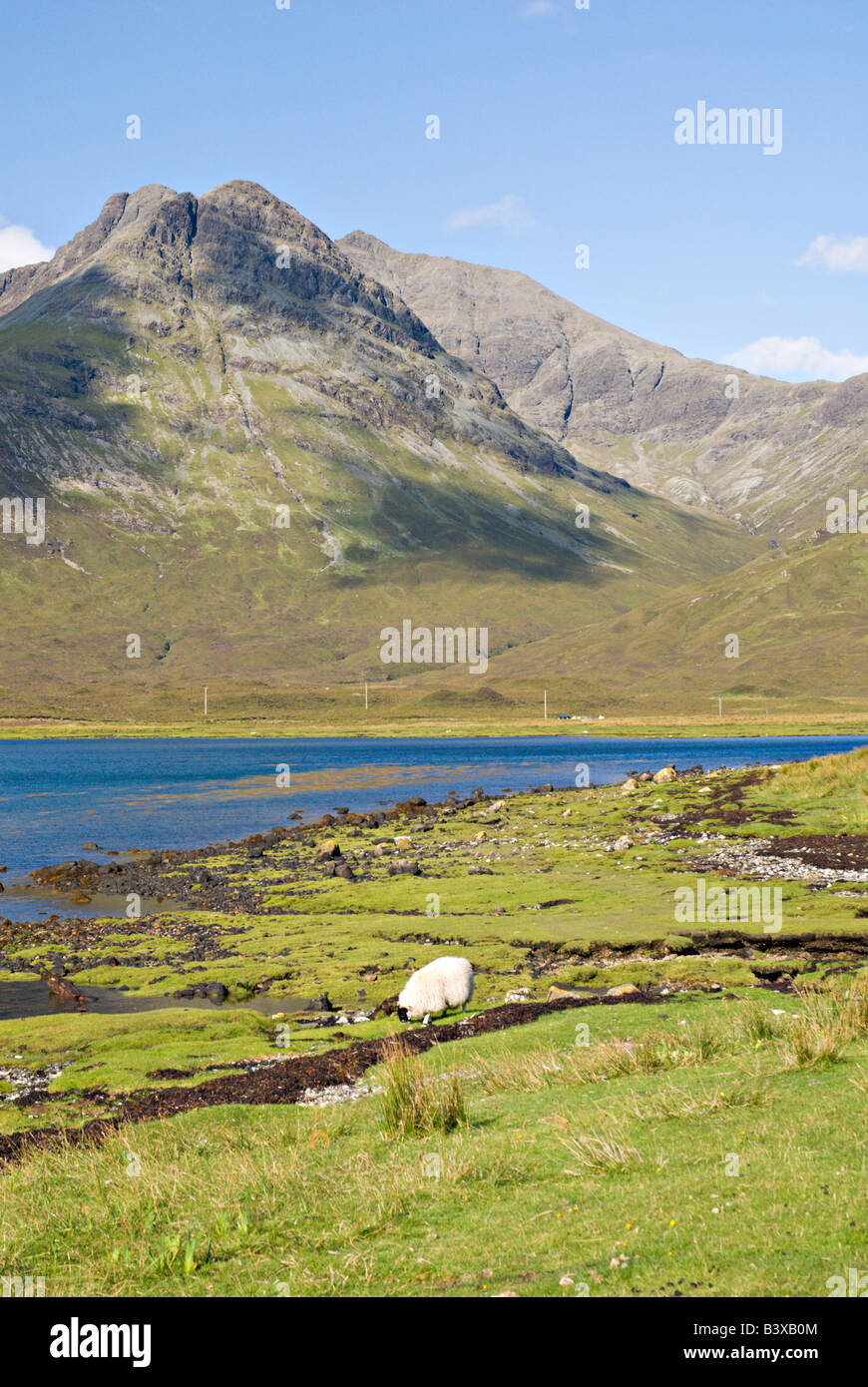 La strada per Elgol confinante Loch Slapin Isola di Skye in Scozia Foto Stock