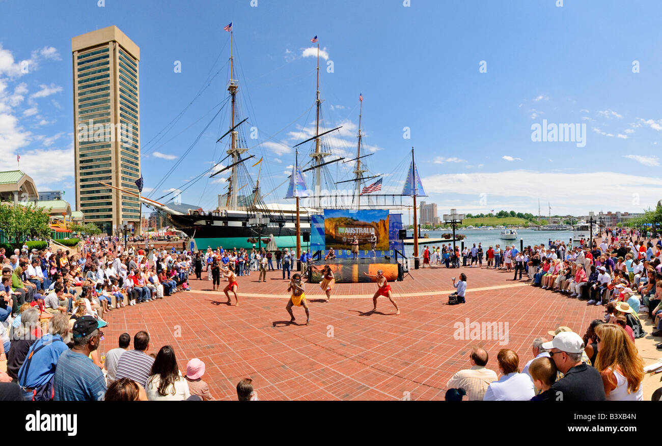 Performance di danza da aborigeni australiani al Porto Interno di Baltimore Foto Stock