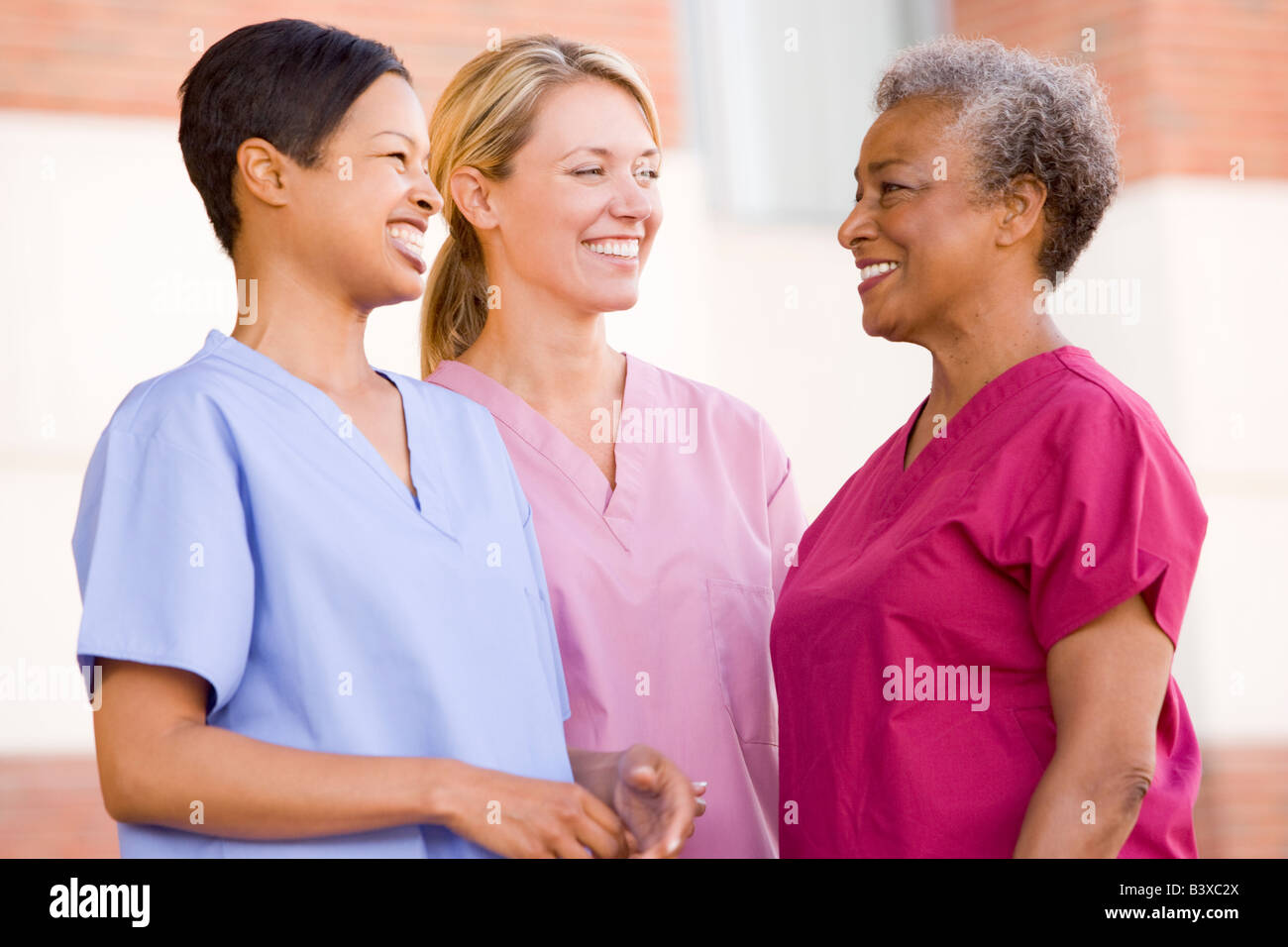 Gli infermieri in piedi al di fuori di un ospedale Foto Stock