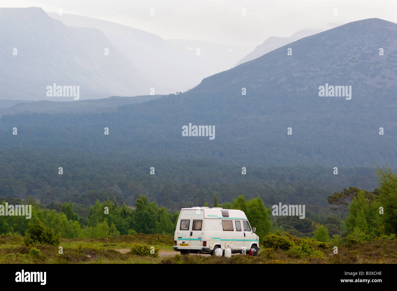 Una roulotte o camper, nella foresta di Rothiemurchus in Glen More, al di sotto del Cairngorms, Highlands scozzesi Foto Stock