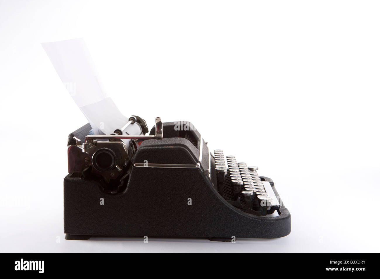 Vista laterale della vecchia macchina da scrivere Foto Stock