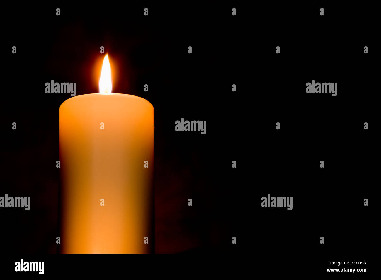 Candela su sfondo nero Foto Stock