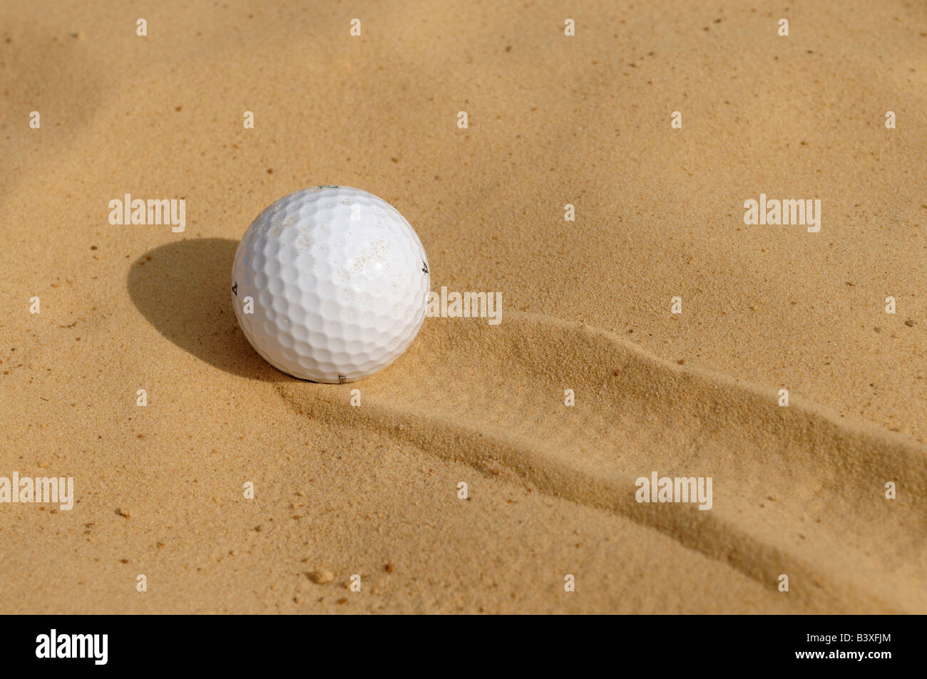 Pallina da golf in un bunker Foto Stock