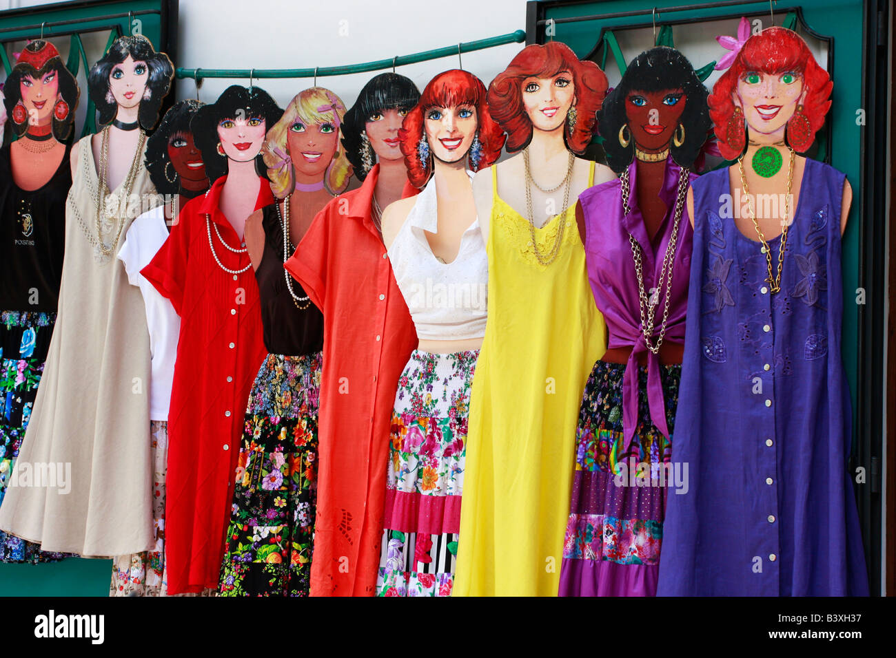 Il Kitsch Coathangers Mostrare Abbigliamento Moda Al Di Fuori Del Negozio A Positano Sulla Costiera Amalfitana In Italia Foto Stock Alamy