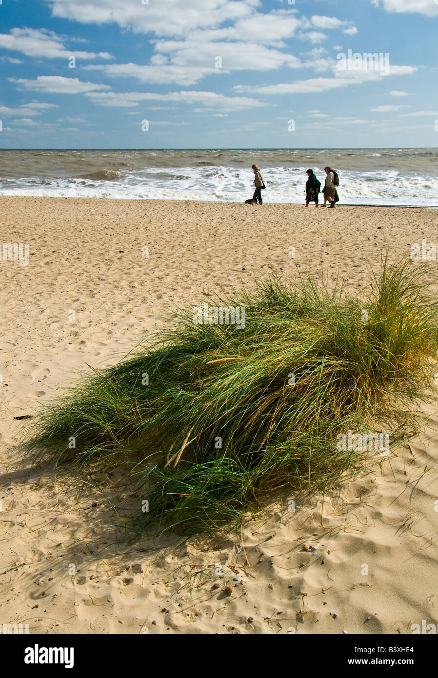 La gente camminare sulla spiaggia di Southwold nel Suffolk. Foto Stock